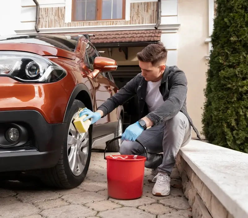 Lavage auto à domicile Saint-Ouen-des-Alleux : professionnel intervenant sur un véhicule